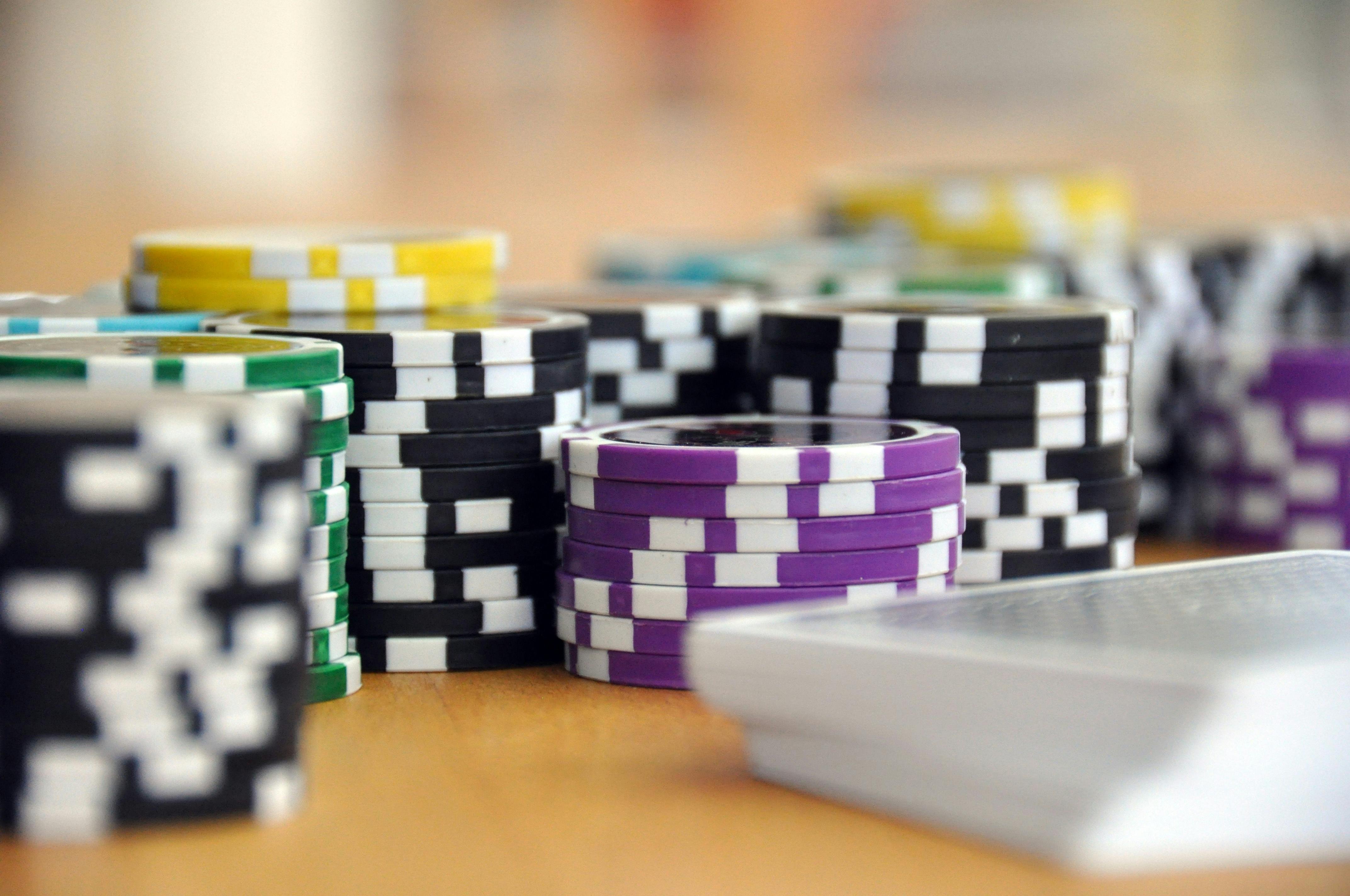 Peta pertandingan dengan jalur top, middle, dan bottom Peta pertandingan dengan jalur dan posisi strategis